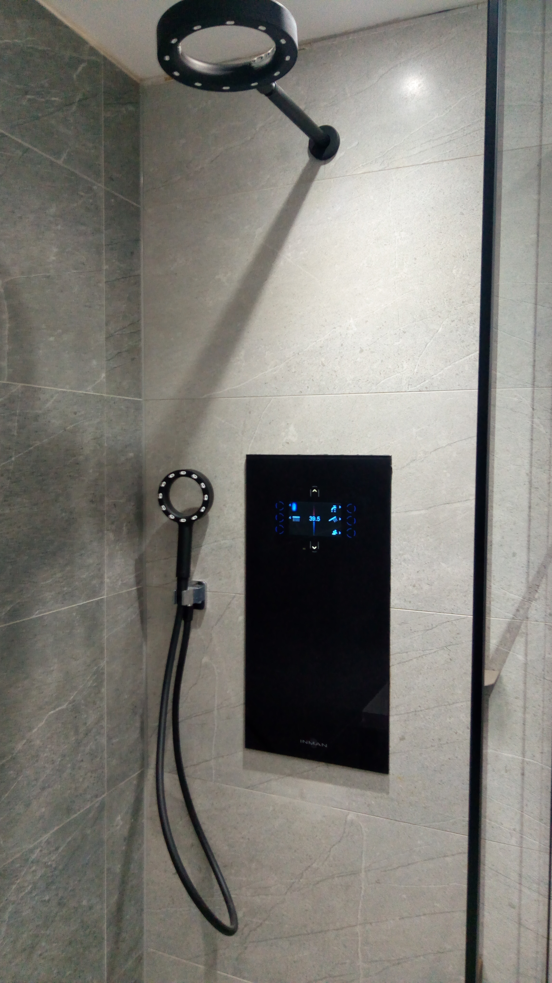 ©Inman - colonne de douche encastrée intelligente Pad X, pack accessoires douche de tête et douchette, finition Noir Mat